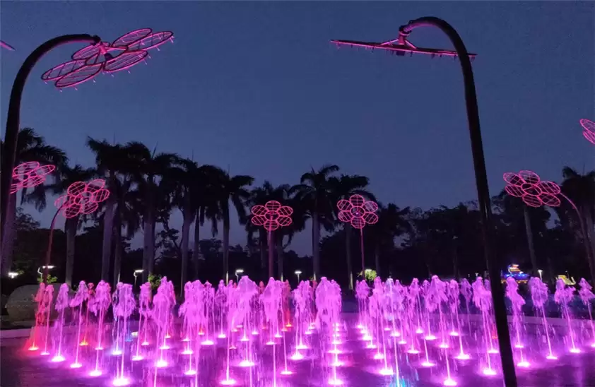 Cinq projets de fontaines musicales à grande échelle en Inde, réalisés par Himalaya Music Fountain 4 In-ground Rain Dance Fountain And 450M Long Pond Fountain At AATAPI Wonderland, India