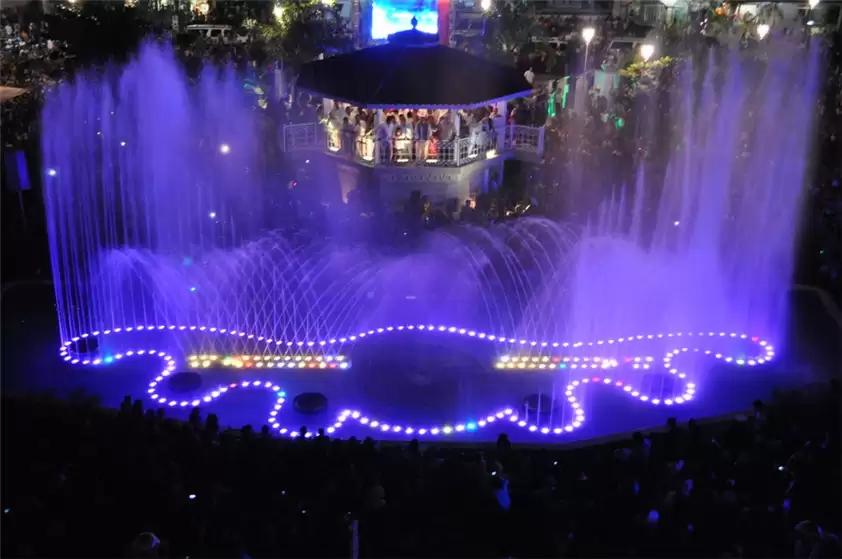 Tuxpan Park Pond Dancing Water Musical Fountain, Mexico نافورة توكسبان الموسيقية