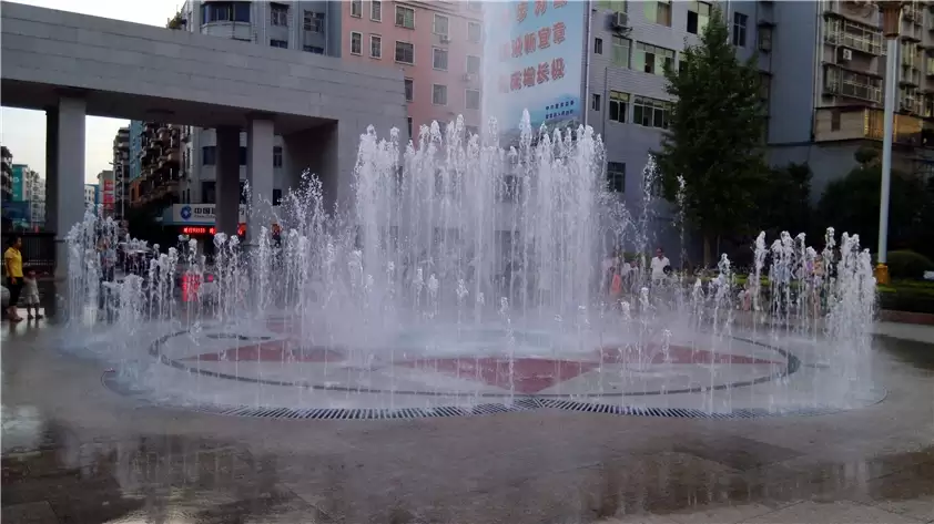 Yizhang County Government Square Dry Floor Musical Water Fountain, China نافورة موسيقية ذات أرضية جافة