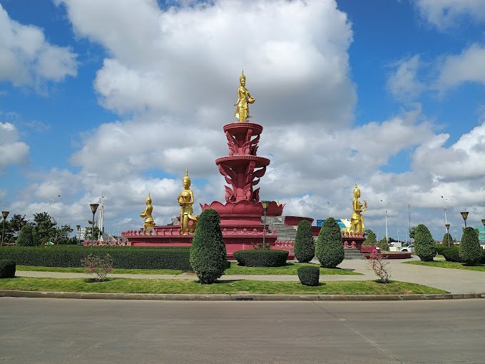 Top 5 des fontaines dansantes emblématiques du Cambodge 5 5 5.The Mermaids Fountain Roundabout Phnom Penh