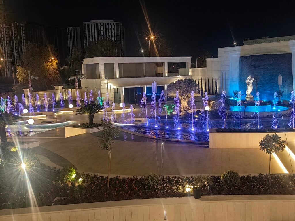 La fontaine musicale de l'Himalaya illumine Bagdad et contribue au succès du sommet de la Ligue arabe. 2 Arab League Summit Sommet de la Ligue arabe Cumbre de la Liga Árabe Cúpula da Liga Árabe