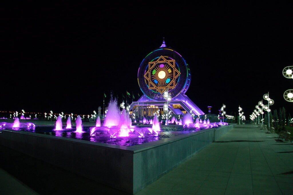 Fontaines dansantes au Turkménistan : un mélange fascinant d'eau, de lumière et de musique 2 Alem Cultural and Entertainment Center