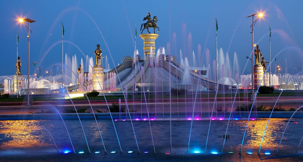 Fontaines dansantes au Turkménistan : un mélange fascinant d'eau, de lumière et de musique 1 Ashgabat Fountain Complex